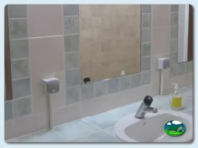Aseos con lavabo y espejo del Camping Besalú, Besalú (Girona)