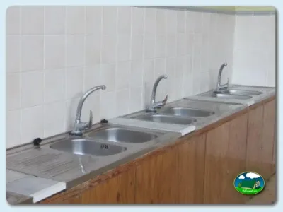 Aseos con lavabos y griferías del Camping Besalú, Besalú (Girona)