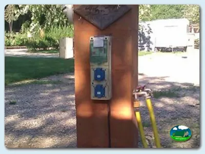 Toma de corriente eléctrica en parcela del Camping Besalú, Besalú (Girona)