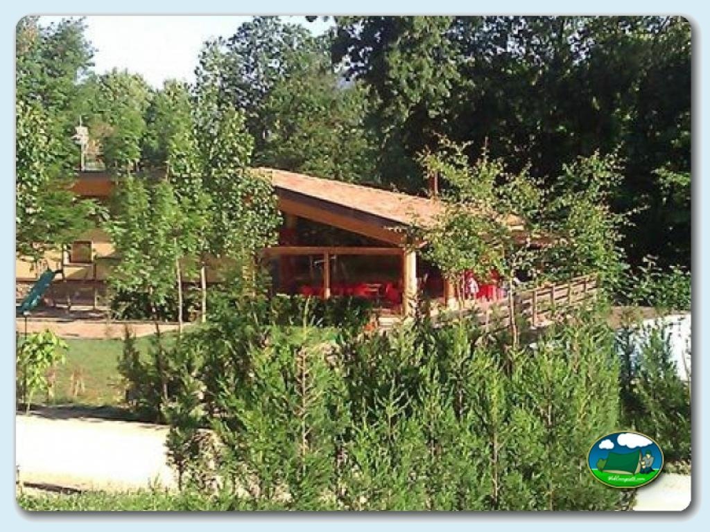 Camping Besalú foto de Restaurante y Terraza