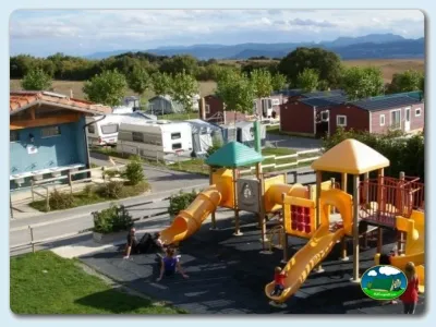 Parque infantil con vistas a la montaña y mobil-homes del Camping el Roble Verde, Nuvilla (Alava)