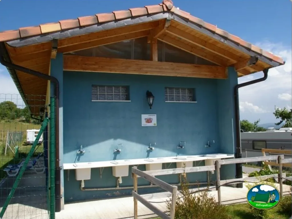 Aseos con lavabos exteriores y techumbre de madera del Camping el Roble Verde, Nuvilla (Alava)