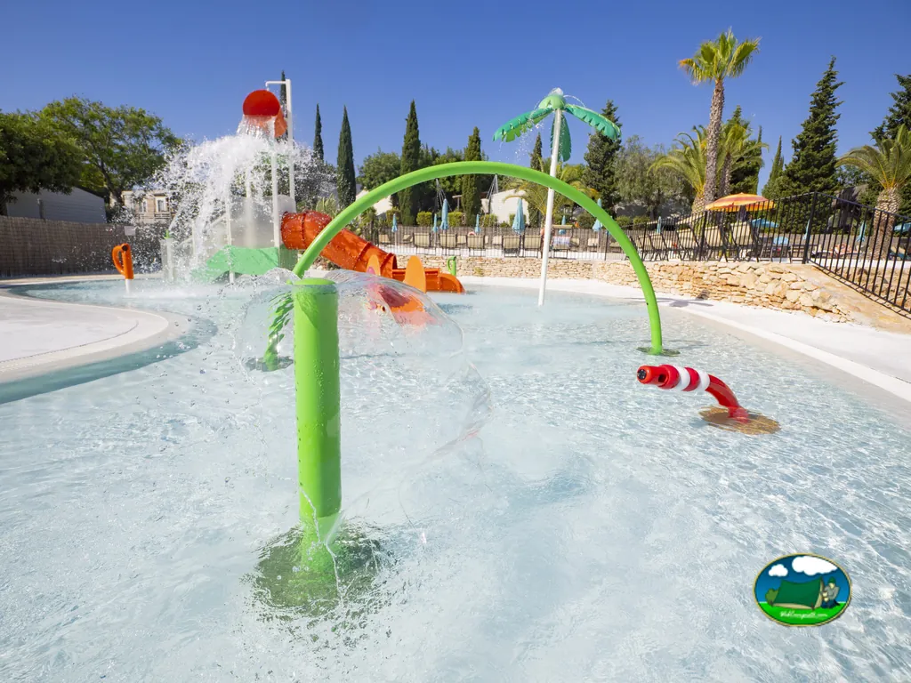 Piscina infantil con juegos acuáticos y tobogán del Camping L´Orangeraie, Cálig (Castellón)