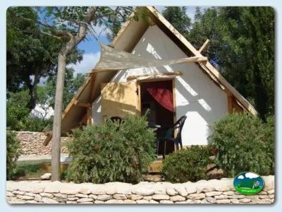Glamping tienda de lona con estructura de madera del Camping L´Orangeraie, Cálig (Castellón)