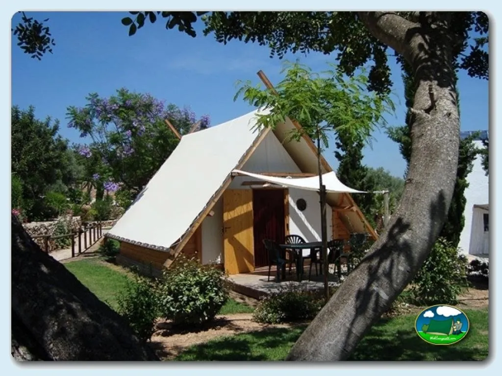 Glamping tipi con vistas al jardín del Camping L´Orangeraie, Cálig (Castellón)