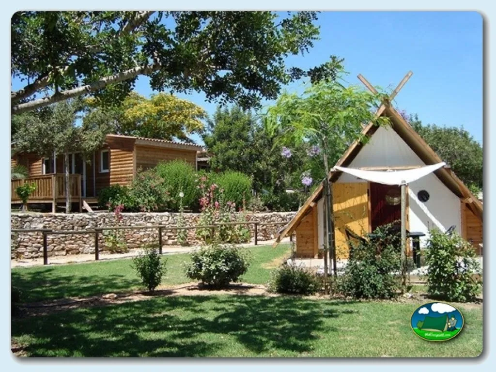 Glamping tipi con vistas a bungalow de madera del Camping L´Orangeraie, Cálig (Castellón)