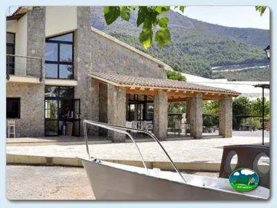 Bungalow con vistas a la montaña y río del Camping Fonts de L'Algar, Callosa d'en Sarrià (Alicante)