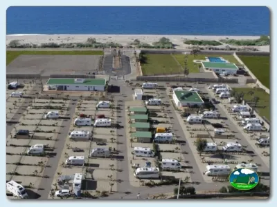 Plano del recinto junto al mar con mobil-homes y piscina del Camping Mar Azul Balerma, Balerma (Almería)