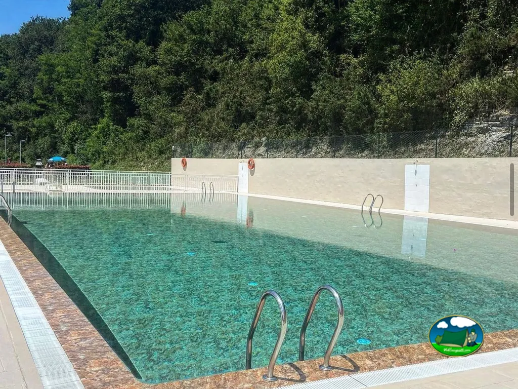 Piscina con vistas a la montaña del Camping Igara de San Sebastián, San Sebastián (Gipuzkoa)