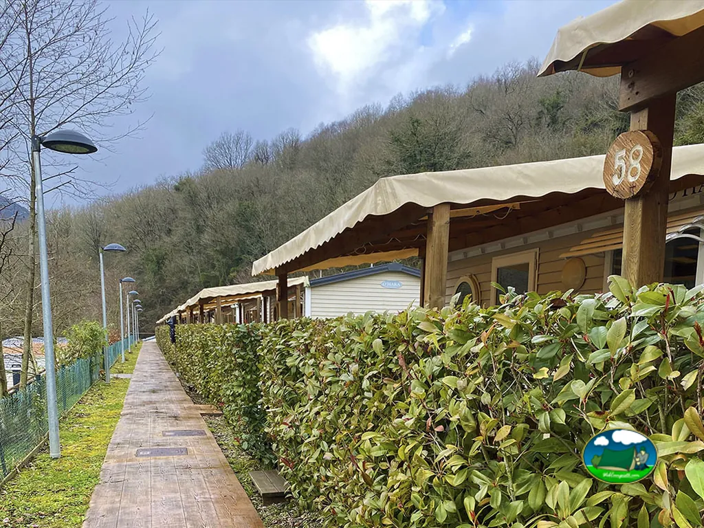 Mobil-home con vistas a la sierra y setos verdes del Camping Igara de San Sebastián, San Sebastián (Gipuzkoa)