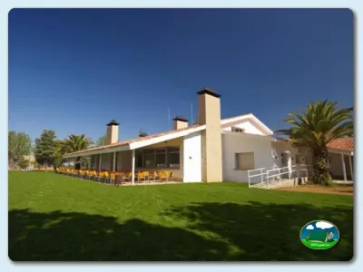 Restaurante con terraza y vistas al jardín del Camping Ciudad de Zaragoza, Zaragoza (Zaragoza)