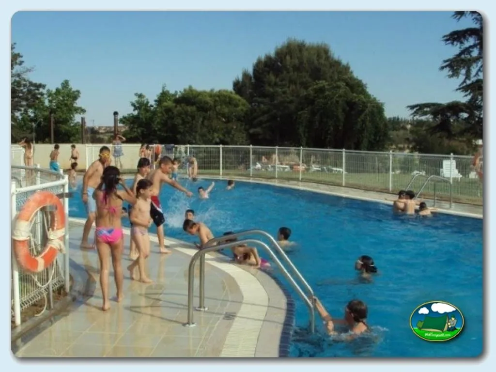 Piscina con niños bañándose en día soleado del Camping Ciudad de Zaragoza, Zaragoza (Zaragoza)