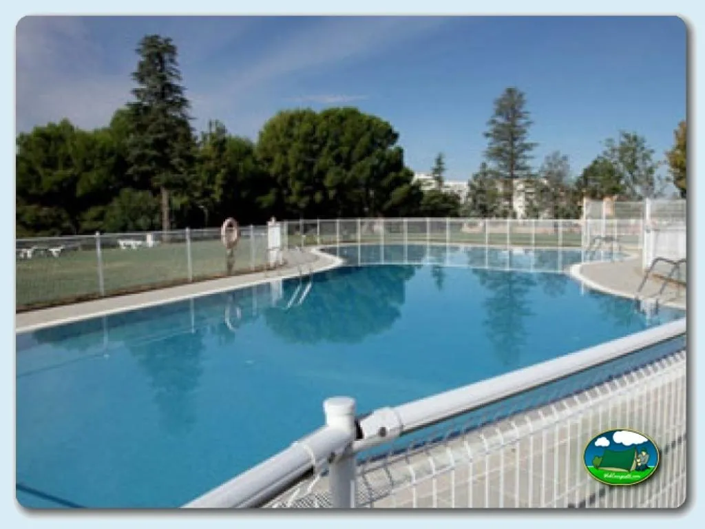 Piscina con vistas a la montaña del Camping Ciudad de Zaragoza, Zaragoza (Zaragoza)