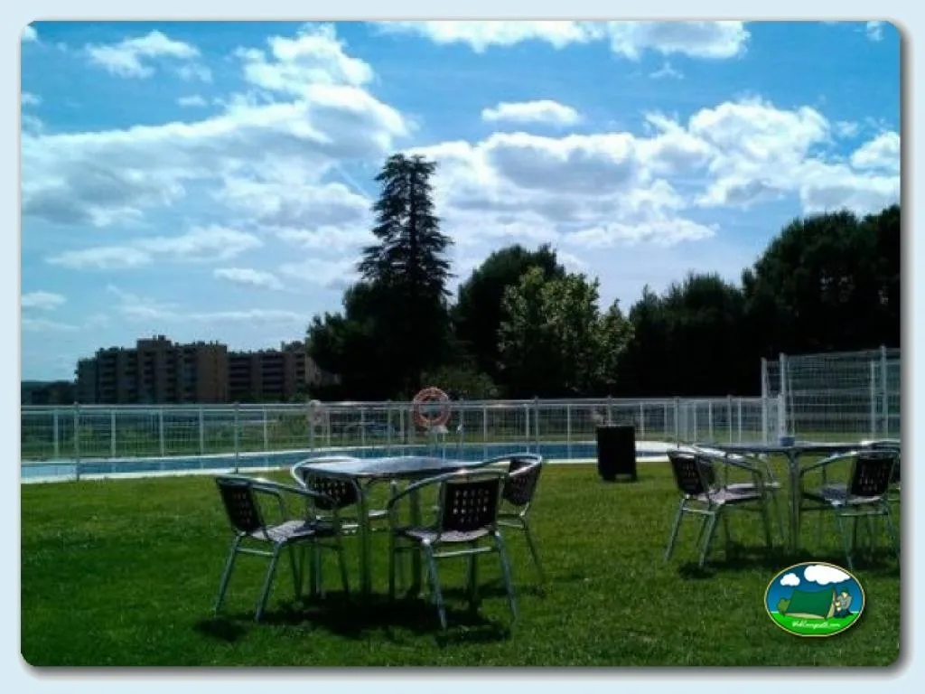 Piscina con vistas al bosque y zona de descanso del Camping Ciudad de Zaragoza, Zaragoza (Zaragoza)
