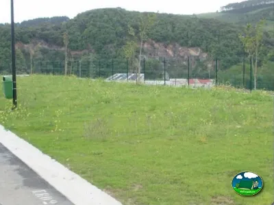 Parcela con vistas a la sierra del Camping Zumaia, Zumaia (Gipuzkoa)