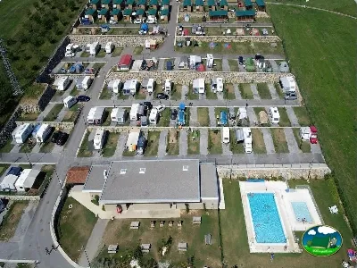 Plano del recinto con piscina y parcelas del Camping Zumaia, Zumaia (Gipuzkoa)