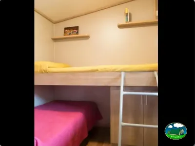 Bungalow interior con literas y almacenaje del Camping Zumaia, Zumaia (Gipuzkoa)
