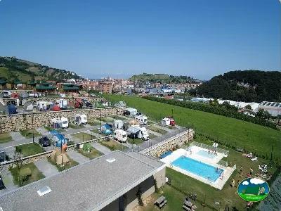 Mobil-home con vistas a la montaña y piscina del Camping Zumaia, Zumaia (Gipuzkoa)