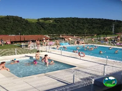 Piscina infantil y piscina con vistas a la montaña del Camping Zumaia, Zumaia (Gipuzkoa)