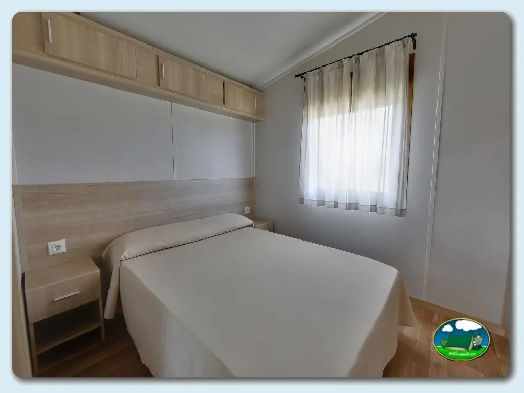 Mobil-home dormitorio cama doble del Camping Zumaia, Zumaia (Gipuzkoa)