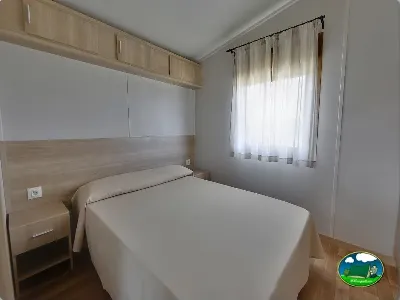 Mobil-home dormitorio cama doble del Camping Zumaia, Zumaia (Gipuzkoa)