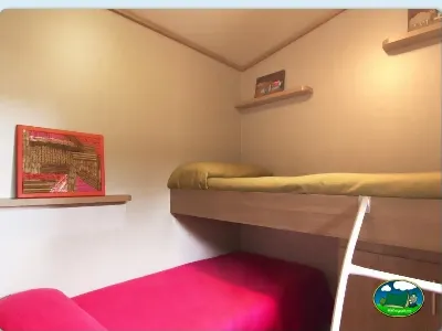 Mobil-home interior con camas literas del Camping Zumaia, Zumaia (Gipuzkoa)