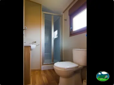 Baño mobil-home con ducha del Camping Zumaia, Zumaia (Gipuzkoa)