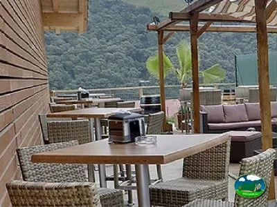 Restaurante con vistas a la montaña y lago del Camping Zumaia, Zumaia (Gipuzkoa)