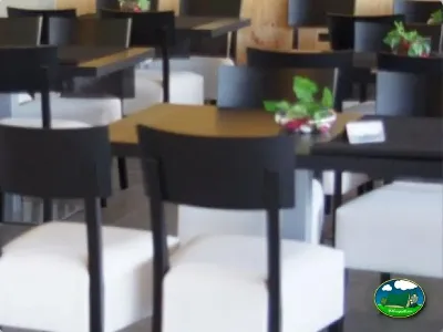 Restaurante bar con mesas y sillas del Camping Zumaia, Zumaia (Gipuzkoa)