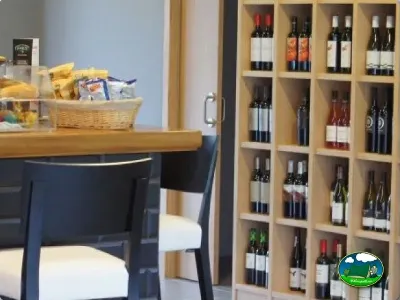 Restaurante con barra y bodega de vinos del Camping Zumaia, Zumaia (Gipuzkoa)