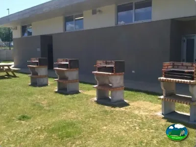 Zona de barbacoas con edificio de servicios del Camping Zumaia, Zumaia (Gipuzkoa)