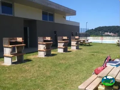 Piscina con zona de picnic y barbacoa del Camping Zumaia, Zumaia (Gipuzkoa)