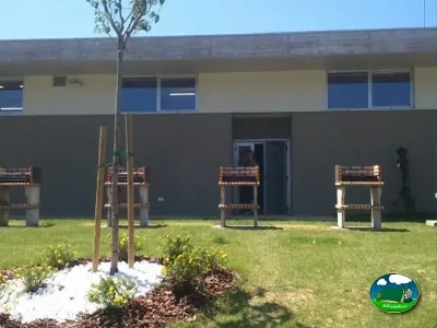 Alojamiento moderno con zona verde y mobiliario exterior del Camping Zumaia, Zumaia (Gipuzkoa)