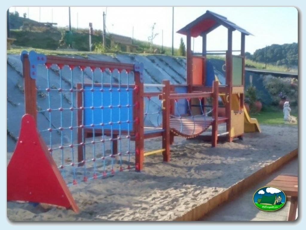 Parque infantil en Camping Zumaia, Gipuzkoa, España