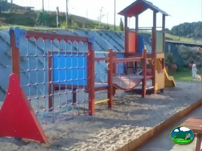 Parque infantil con tobogán y red de escalada del Camping Zumaia, Zumaia (Gipuzkoa)