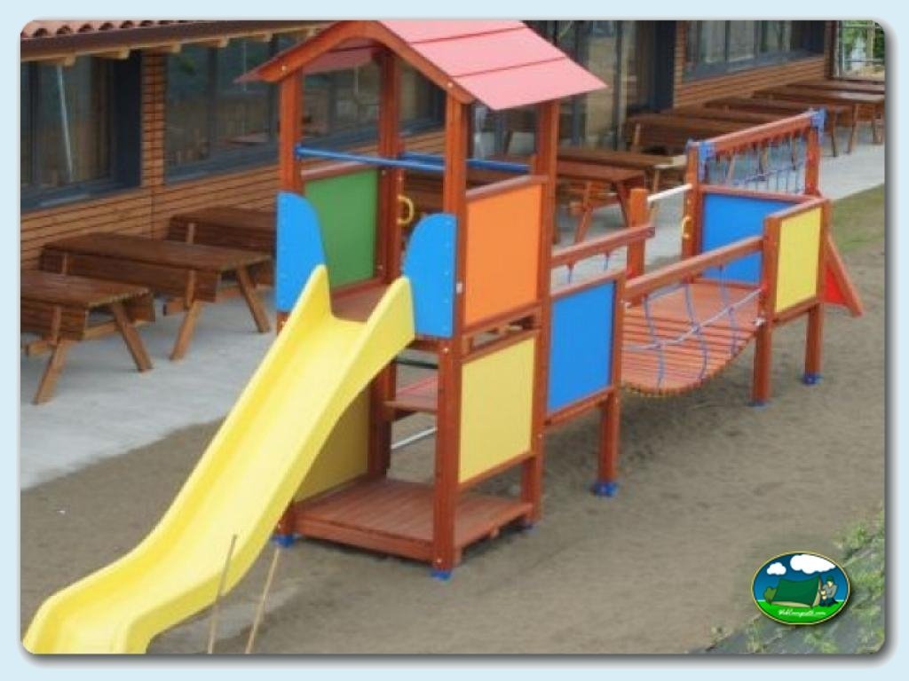 Parque infantil en Camping Zumaia, Gipuzkoa, España
