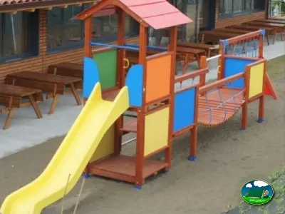 Parque infantil con tobogán y estructura de madera del Camping Zumaia, Zumaia (Gipuzkoa)