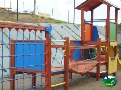 Parque infantil con tobogán y juegos de madera del Camping Zumaia, Zumaia (Gipuzkoa)
