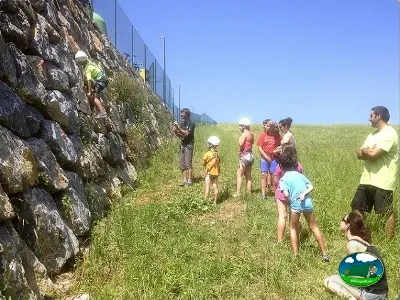 Actividad de escalada en roca con grupo de niños del Camping Zumaia, Zumaia (Gipuzkoa)