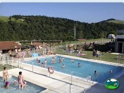 Piscina con vistas a la montaña y parque infantil del Camping Zumaia, Zumaia (Gipuzkoa)