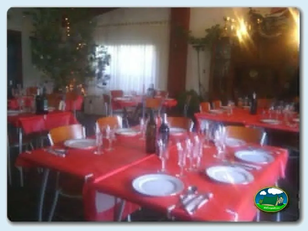 Restaurante con mesas de mantel rojo del Camping La Granja de Montanejos, Montanejos (Castellón)