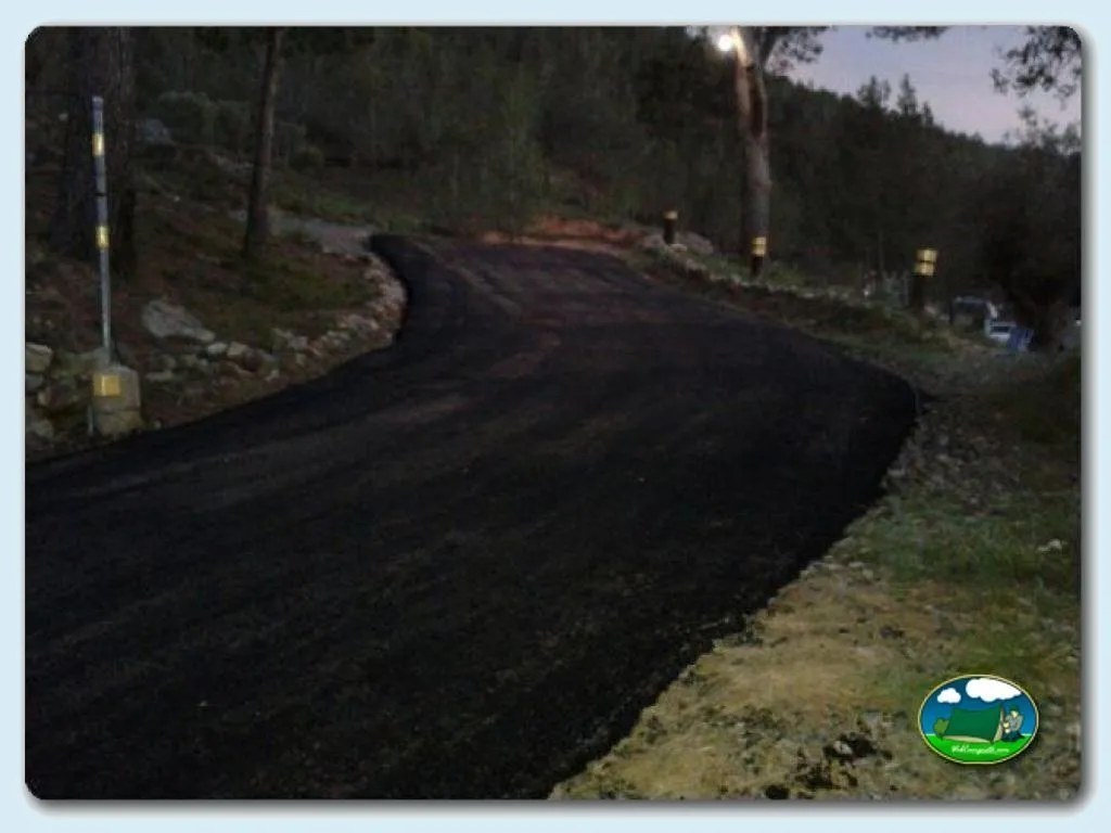 Camino de acceso al recinto entre árboles del Camping La Granja de Montanejos, Montanejos (Castellón)