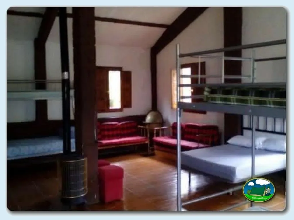 Cabaña interior con camas y mobiliario del Camping La Granja de Montanejos, Montanejos (Castellón)