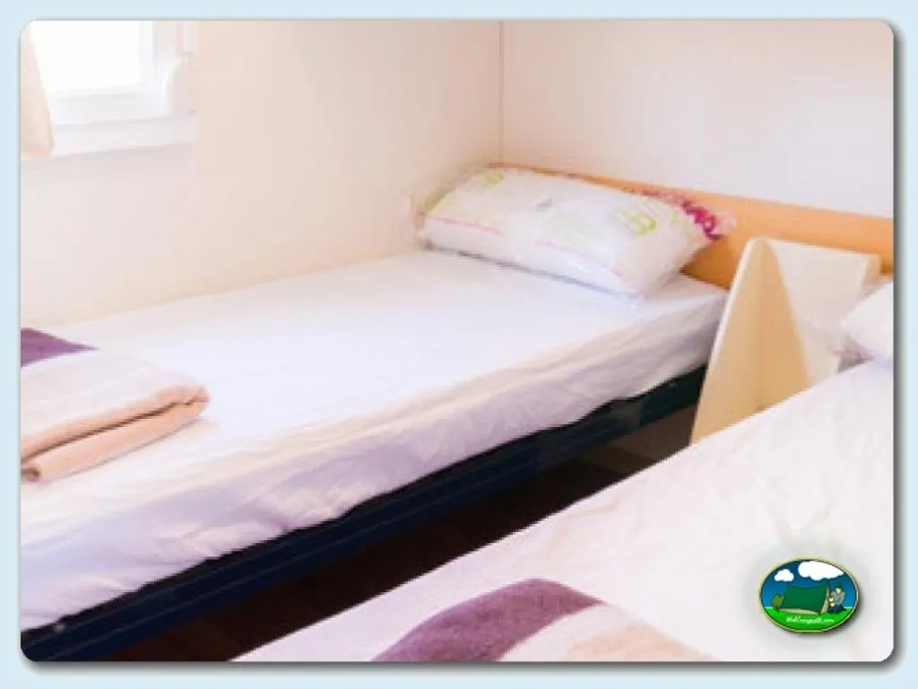 Mobil-home interior con cama individual del Camping Valencia El Saler, El Saler (Valencia)