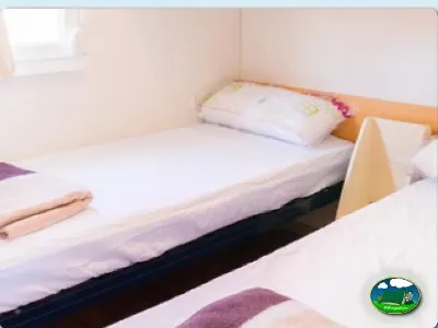 Mobil-home interior con cama individual del Camping Valencia El Saler, El Saler (Valencia)