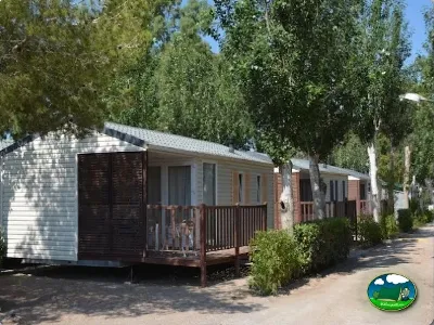 Mobil-home con terraza y vistas entre árboles del Camping Valencia El Saler, El Saler (Valencia)