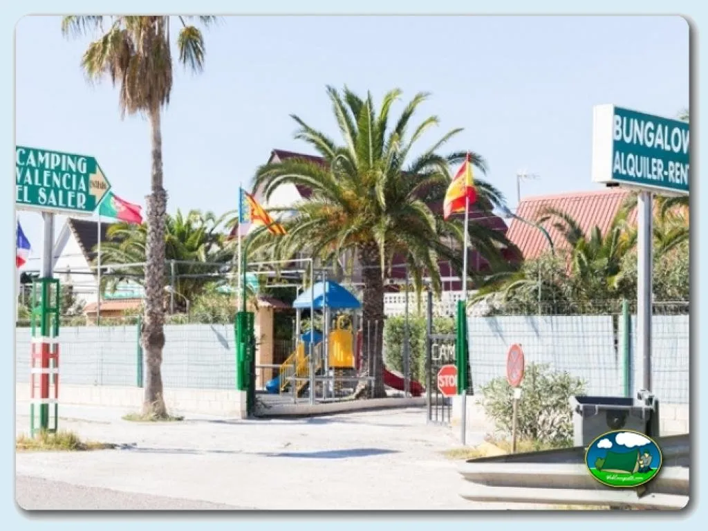 Parque infantil con entrada al recinto del Camping Valencia El Saler, El Saler (Valencia)