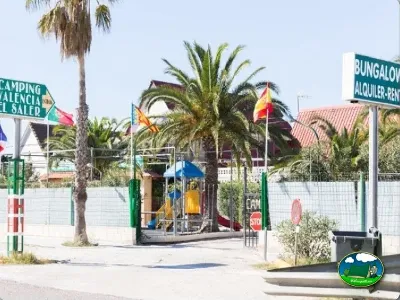 Parque infantil con entrada al recinto del Camping Valencia El Saler, El Saler (Valencia)