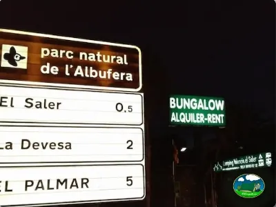 Cartel señalética nocturno del Camping Valencia El Saler, El Saler (Valencia)
