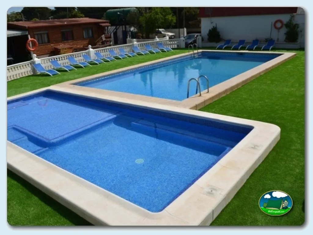 Piscina infantil y piscina principal con tumbonas del Camping Valencia El Saler, El Saler (Valencia)